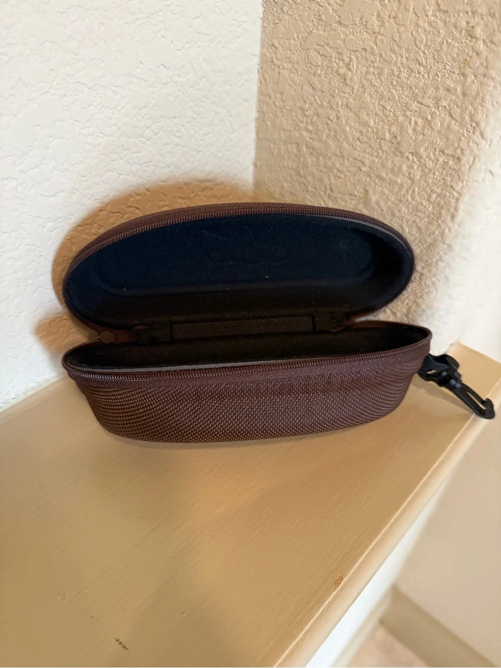 Maui Jim  Textured Hard Case with Blue Logo